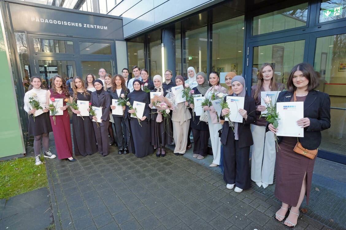 Allen Grund zum Feiern haben die 28 Absolventinnen und Absolventen der PTA-Fachschule Castrop-Rauxel. / © PTA-Schule Castrop-Rauxel