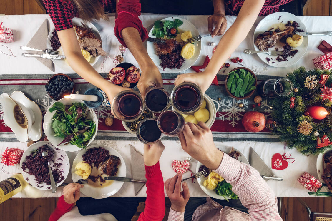 An Weihnachten kommt häufig Fleisch auf den Tisch. Dazu gibt es das ein oder andere Glas Rotwein. / Foto: Getty Images/golero