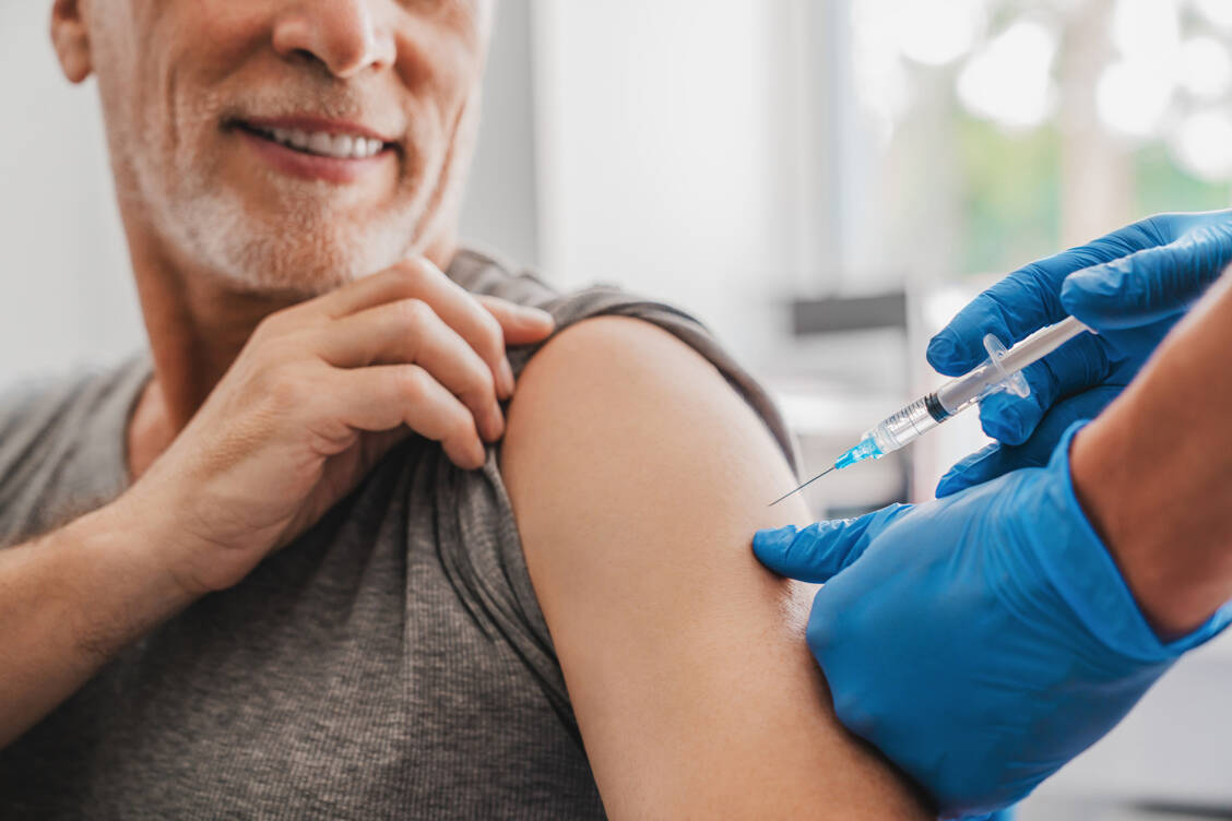 Die Grunderkrankung gut behandeln und gegen SARS-CoV-2 boostern: So sind Patienten gut versorgt. / Foto: Adobe Stock/InsideCreativeHouse