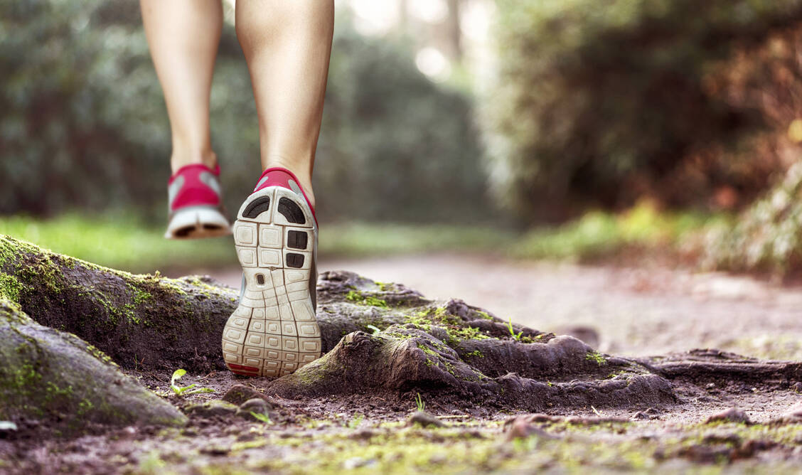 Mit jedem Schritt,, den Menschen in Schuhen mit Kunststoffsohlen gehen, entstehen durch den Abrieb auch Partikel von Mikroplastik. / Foto: Adobe Stock/dbunn