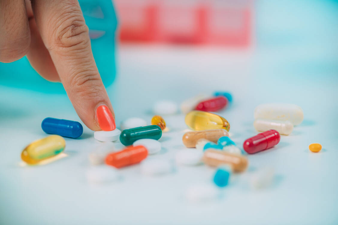 Ältere Menschen können von einer Vielzahl einzunehmender Medikamente überfordert sein.  / Foto: Adobe Stock/Microgen