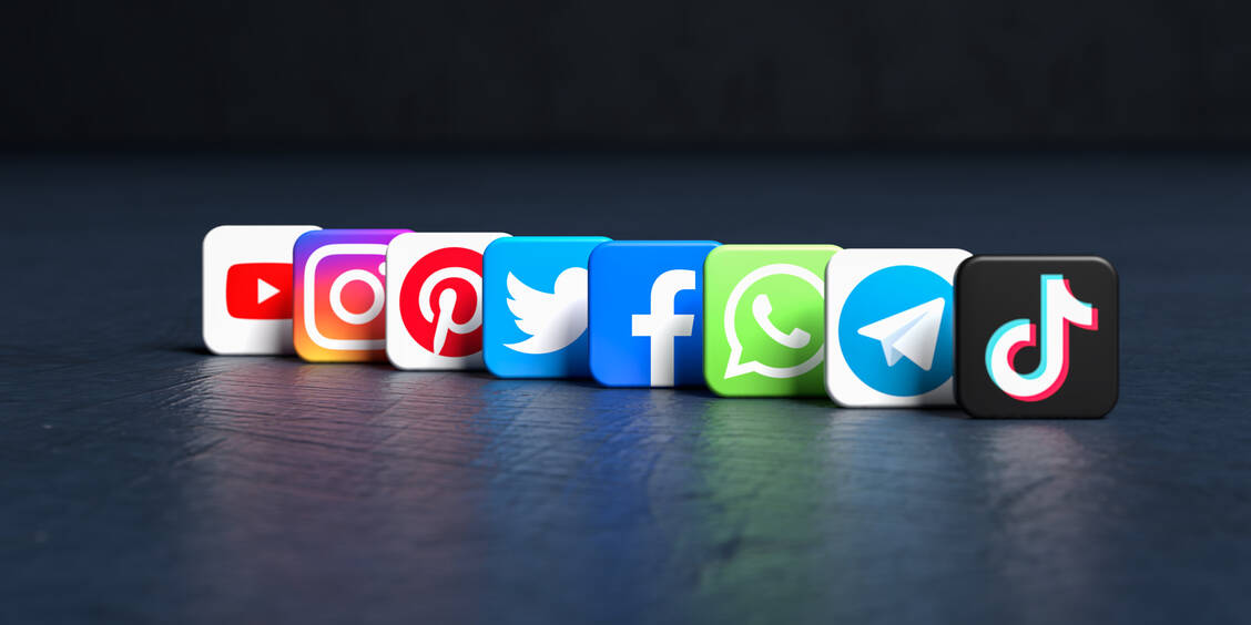 Neben Instagram, Facebook, X (vormals Twitter), LinkedIn, YouTube und per E-Mail kann man sich von der PZ jetzt auch über WhatsApp über die wichtigsten News informieren lassen. / Foto: Adobe Stock/Andreas Prott