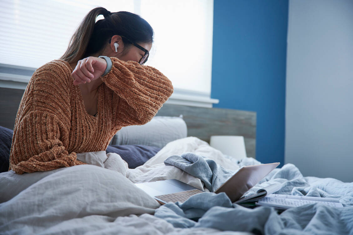Die Infektion verläuft in der Regel mild mit Symptomen wie leichtes Fieber, Müdigkeit, Halsschmerzen und Husten. / Foto: Getty Images/The Good Brigade