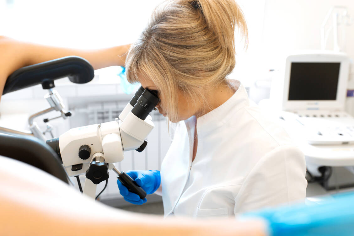 Im Rahmen des neuen Screeningprogramms werden mehr Frauen Anspruch auf eine Kolposkopie haben, eine Untersuchung mit einem gynäkologischen Mikroskop. / Foto: Getty Images/Kateryna Kukota