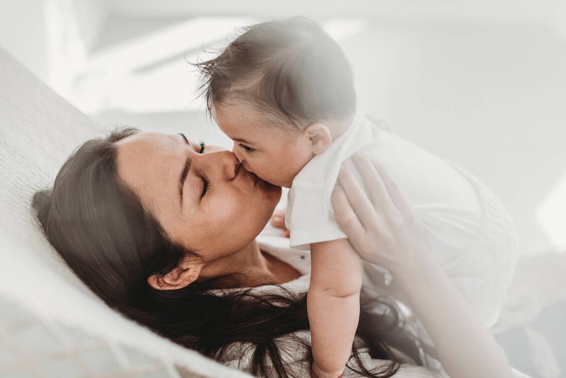 Frauen über 40 sind mitunter aufgrund der Lebenserfahrung emotional reifer als jüngere Mütter – und dadurch im Umgang mit ihrem Nachwuchs entspannter. / Foto: Getty Images/Cavan Images