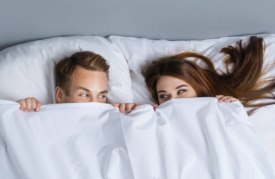Wer in einer festen Partnerschaft lebt, ist mit seiner Sexualität zufriedener als sexuell aktive Singles. / Foto: Adobe Stock/vgstudio