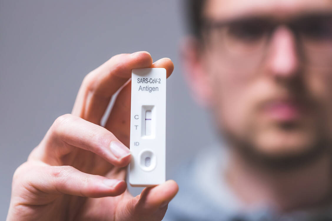 Antigen-Schnelltests sollen bei der Eindämmung der Coronavirus-Pandemie unterstützen.  / Foto: Adobe Stock/Patrick Daxenbichler