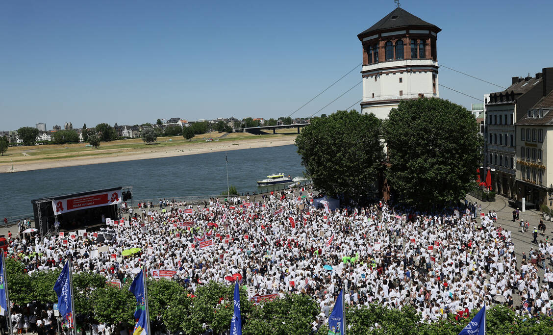 Auf dem Burgplatz in Düsseldorf kamen im Juni 2023 mehr als 7500 Protestierende zusammen. Ende März 2026 wird es neben Berlin, München und Hannover auch in Düsseldorf wieder Proteste geben. / © AVNR/Alois Müller