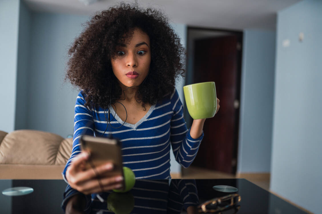 Die offizielle Warn-App wurde neuen Erkenntnissen zufolge mit neuen Funktionen ausgestattet. / Foto: Getty Images/Westend 61/Kike Arnaiz