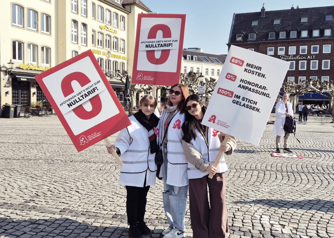 Schon lange vor Beginn der Veranstaltung begannen sich die ersten Protestierenden auf dem Burgplatz in Düsseldorf zu sammeln. / © PZ/Katja Egermeier