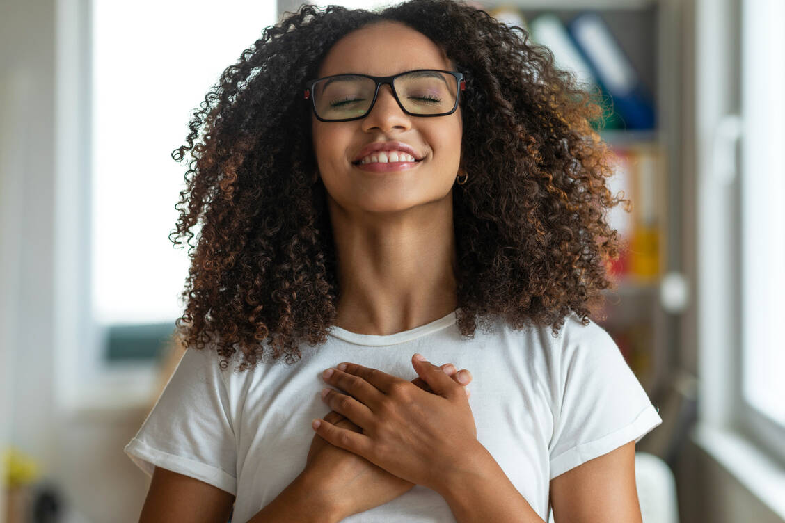 Positive und realistische Affirmationen können unterstützend wirken. Doch entscheidend bleibt das tatsächliche Handeln. / © Getty Images/bymuratdeniz