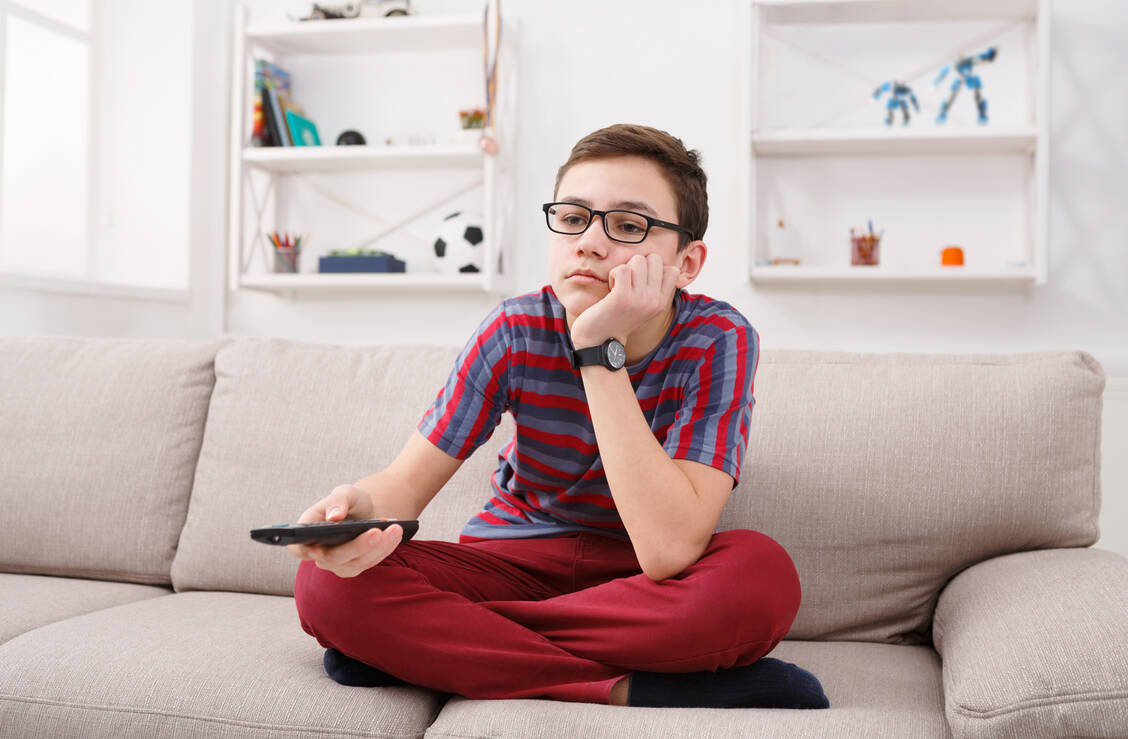 Fernsehen, Tablet- und Handykonsum statt Sport: Kinder und Jugendliche zwischen 5 und 17 Jahren sollten sich mindestens 60 Minuten pro Tag bewegen. / Foto: Adobe Stock/Prostock-studio
