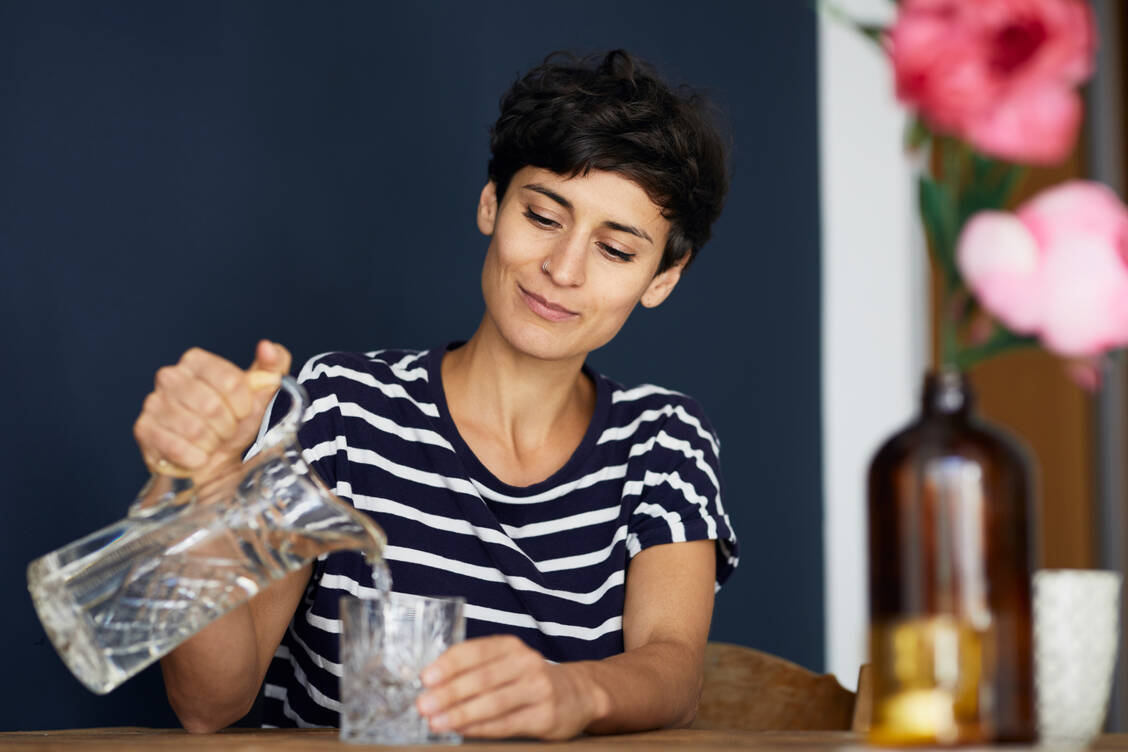 Der ideale Durstlöscher ist der Deutschen Gesellschaft für Ernährung zufolge Wasser. Dabei spielt es keine Rolle, ob es sich um Leitungs- oder Mineralwasser handelt. / Foto: Getty Images/Westend61