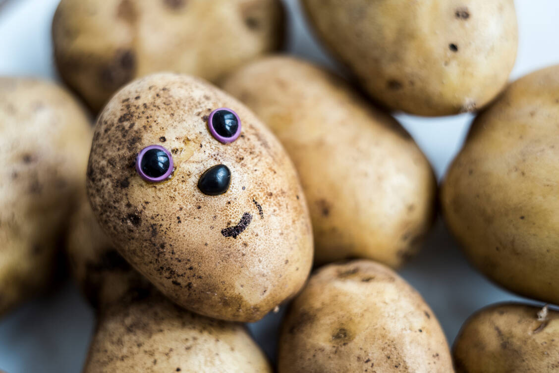 »Augen« in den Kartoffeln enthalten Solanin und sollten vor dem Verzehr entfernt werden. / Foto: Getty Images/Aferist