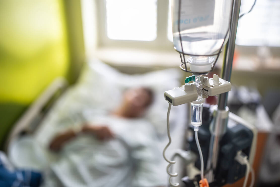 Menschen, die wegen einer schweren Infektion ins Krankenhaus müssen, haben der Studie zufolge ein erhöhtes Kurzzeitrisiko für schwerwiegende kardiovaskuläre Ereignisse.  / Foto: Getty Images/SimpleImages