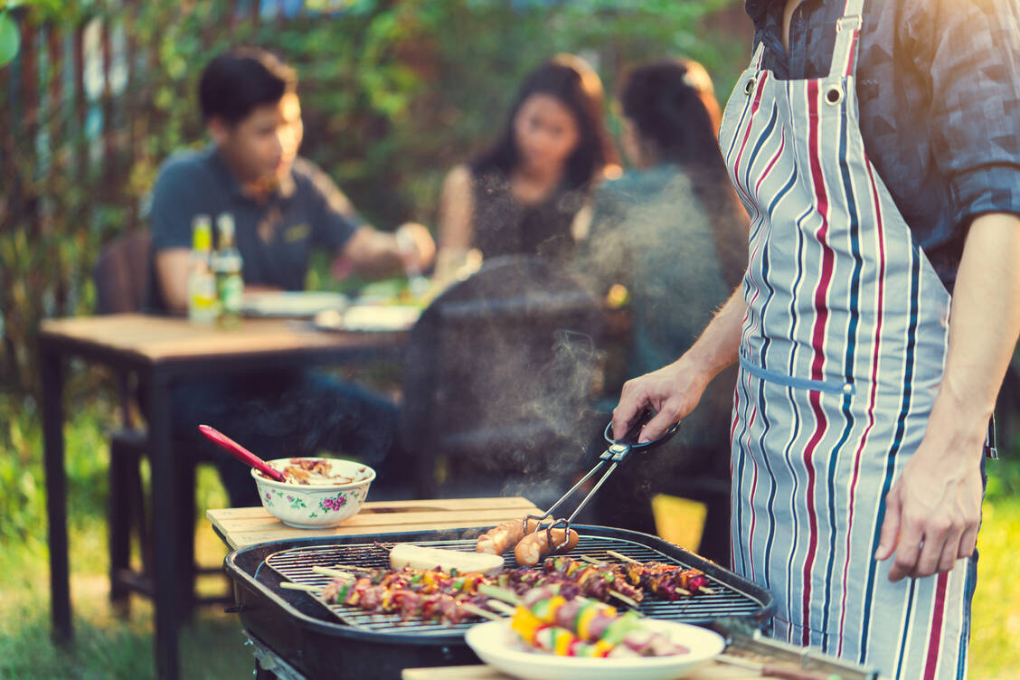 Eine Regel, die bei der Zubereitung von Fleisch immer gilt, lautet: Gut durchgaren! / Foto: Shutterstock/TORWAISTUDIO
