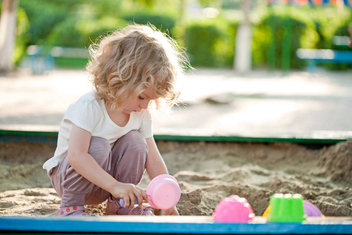 Ganz kleine Kinder stecken Fremdkörper in den Mund, um sie zu »erfahren«, bei den größeren geschieht es eher spielerisch, das Verschlucken ist in beiden Fällen möglich. / Foto: Adobe Stock/Sunny studio