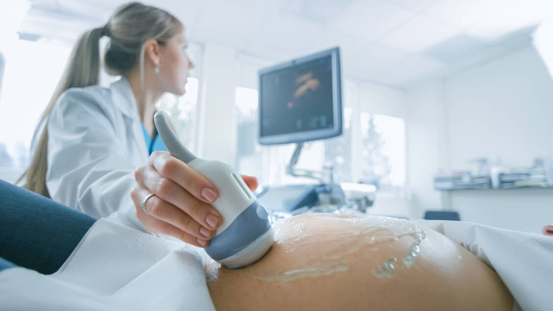Ein gesundes Baby wünschen sich alle Eltern. Das Screening auf Schwangerschaftsdiabetes, dessen Erkennung und Therapie erhöhen die Chancen darauf. / © Getty Images/gorodenkoff