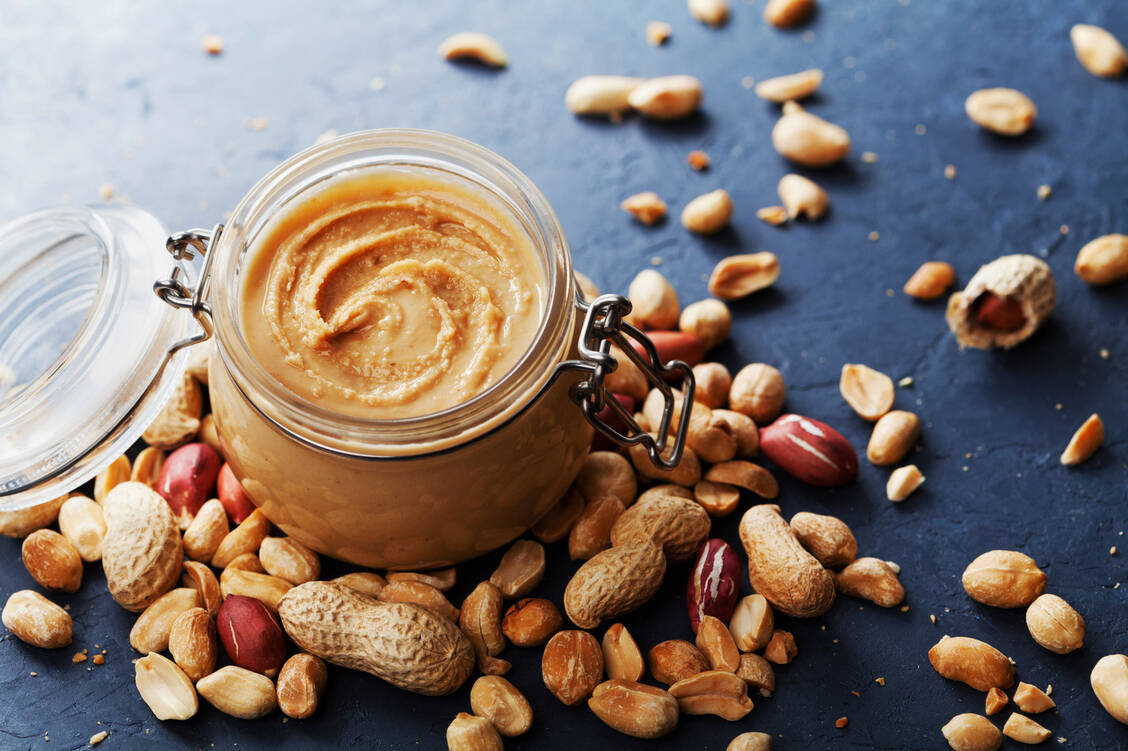 In den USA können Erdnuss-Allergiker seit Herbst 2019 Erdnussprotein-Pulver als orale Immuntherapie einnehmen. / Foto: Fotolia/Julia Sudnitskaya