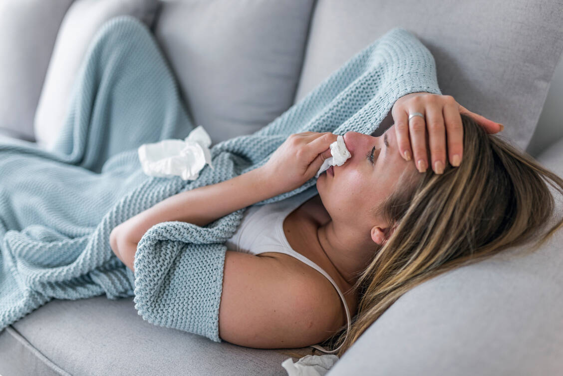 Die Begriffe Grippe, grippaler Infekt und Erkältung werden nicht selten synonym verwendet. Dabei unterscheiden sich die Symptome wie auch die Behandlung grundlegend. / © Getty Images/ ljubaphoto