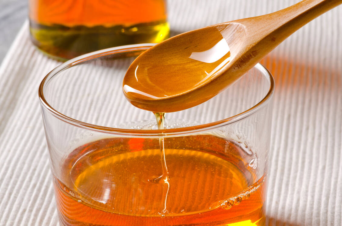 Agavendicksaft gilt als natürliche Alternative zu Zucker – gesundheitlich bietet er jedoch kaum Vorteile. / © Adobe Stock/pat_hastings