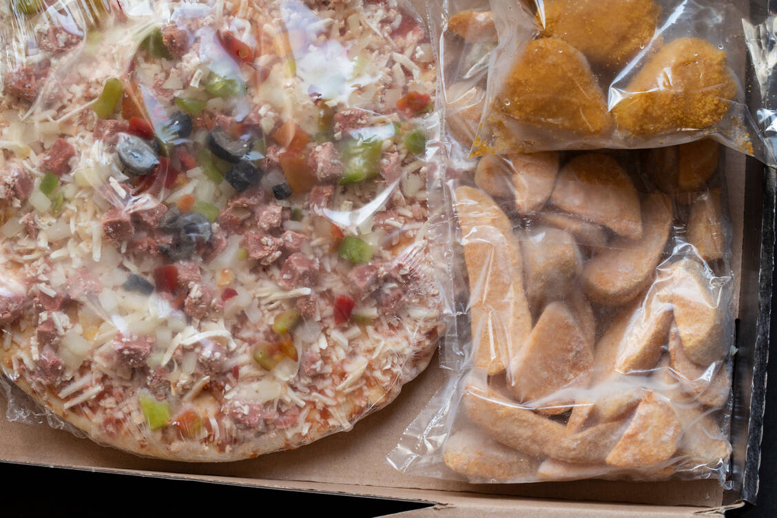 Weniger Fastfood und Fertiggerichte essen? Mit ein paar einfachen Strategien lässt sich das erreichen. / © Getty Images/Mvltcelik