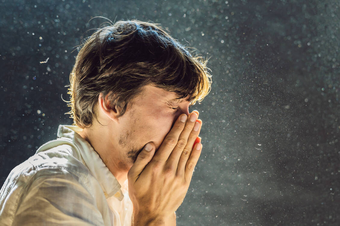 Levocetirizin ist das wirksame (R)-Enantiomer von Cetirizin und kann bei allergischer Rhinitis Linderung verschaffen. / Foto: Adobe Stock/galitskaya