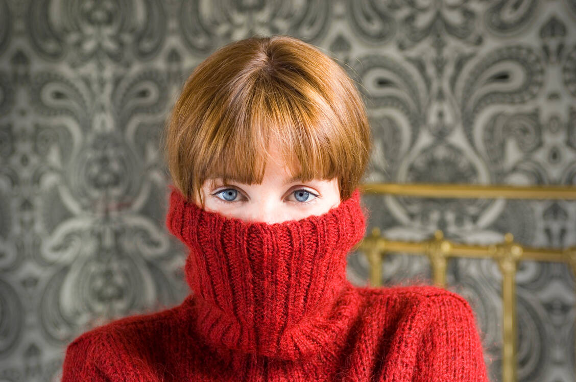 Ist die Angst vor dem Erröten so groß, dass sich Betroffene verstecken und den Kontakt mit anderen Menschen meiden, sollte professionelle Hilfe in Anspruch genommen werden. / Foto: Getty Images/Tara Moore