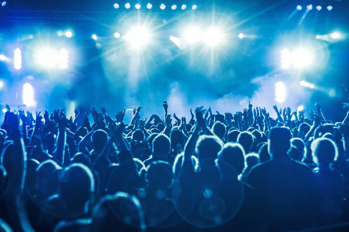 Besser mit Hörschutz: Ohrstöpsel mit speziellen Filtern schützen das Gehör beim Konzert oder im Club. / Foto: Getty Images/Olaf Herschbach / EyeEm