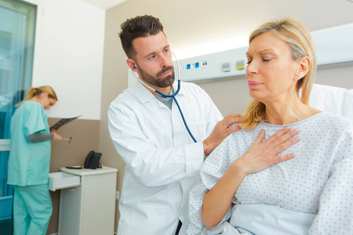 Andere Herzinfarkt-Symptome: Deshalb sollten Frauen sich nicht abwimmeln lassen.   / Foto: Adobe Stock/Phovoir