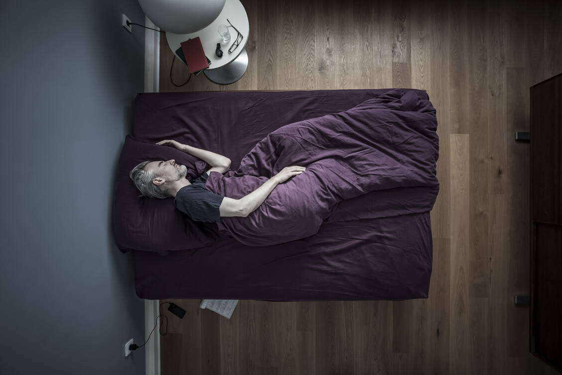 Viele Präparate zur Behandlung von Unruhezuständen und Einschlafstörungen enthalten Baldrianwurzel. / Foto: Getty Images/Jorg Greuel