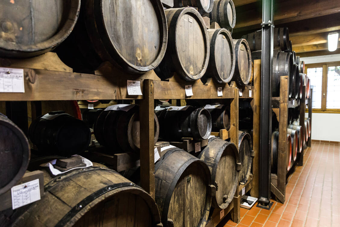 Gegoren in Fässern: Balsamico Essig in Modena / Foto: Adobe Stock/Maria