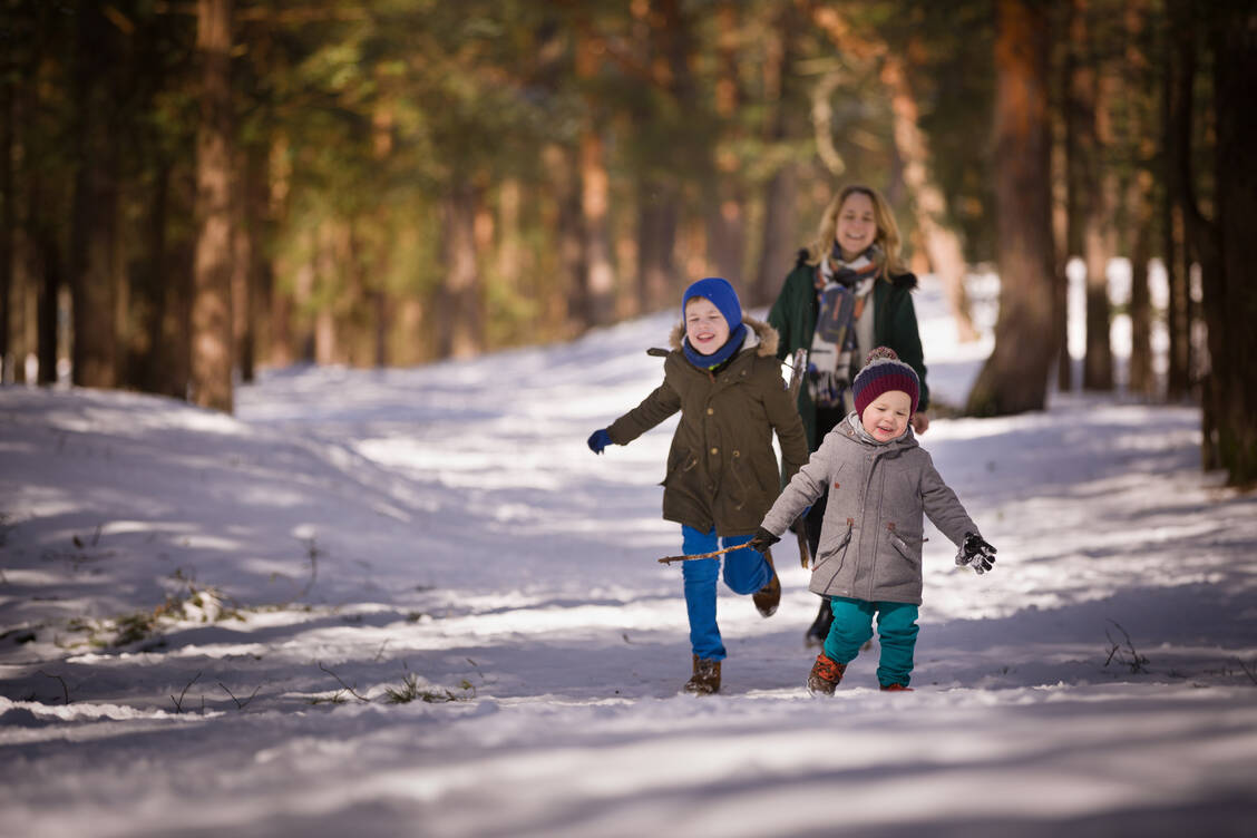Eltern sollten ihre Kinder immer wieder dazu motivieren, sich zu bewegen, wenn der natürliche Drang nicht ausreicht. / Foto: Adobe Stock/goodmoments