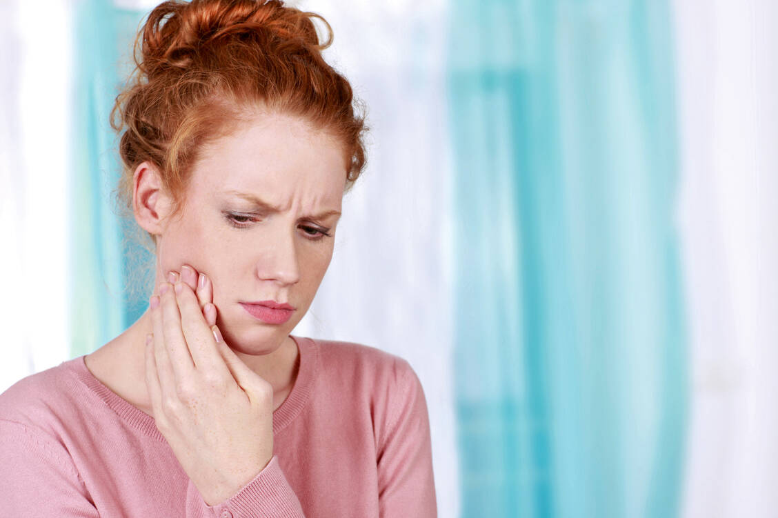 Ein Zahn kariös oder gerade gezogen? In der Zahnmedizin gibt es einige Gründe für den Einsatz von Schmerzmitteln. / Foto: Shutterstock/absolutimages