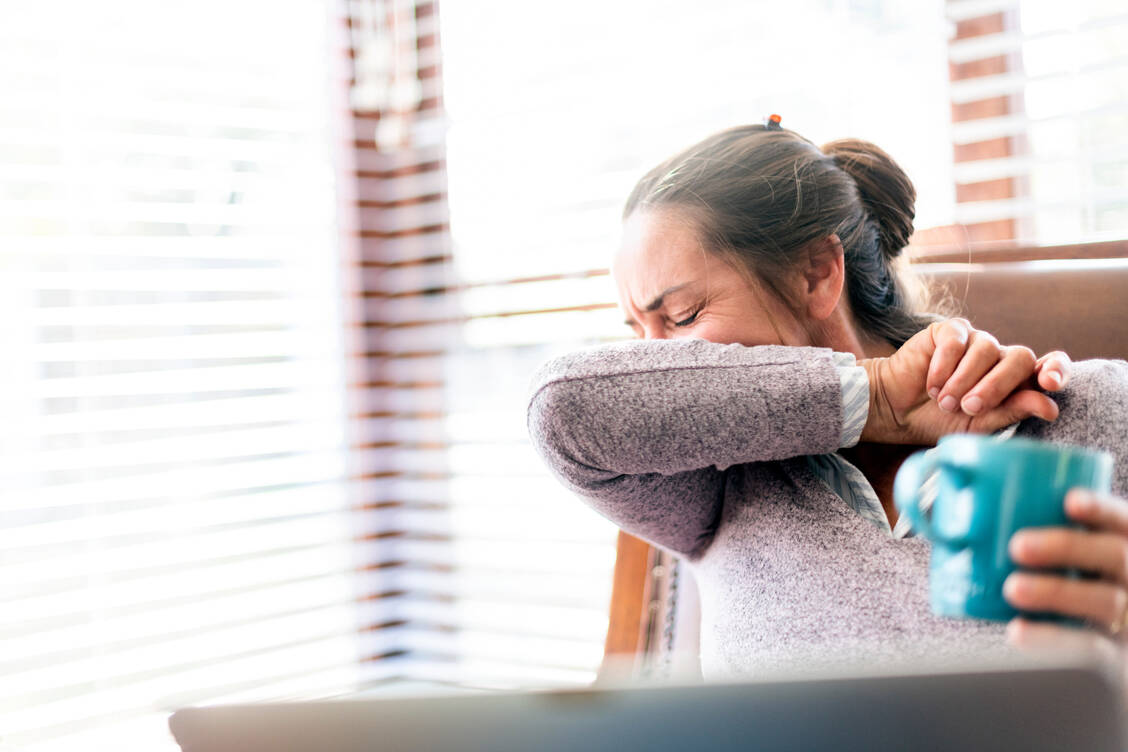 Wer in die Armbeuge hustet oder niest, schützt seine Mitmenschen am besten vor Ansteckung. / Foto: Getty Images/PixelCatchers