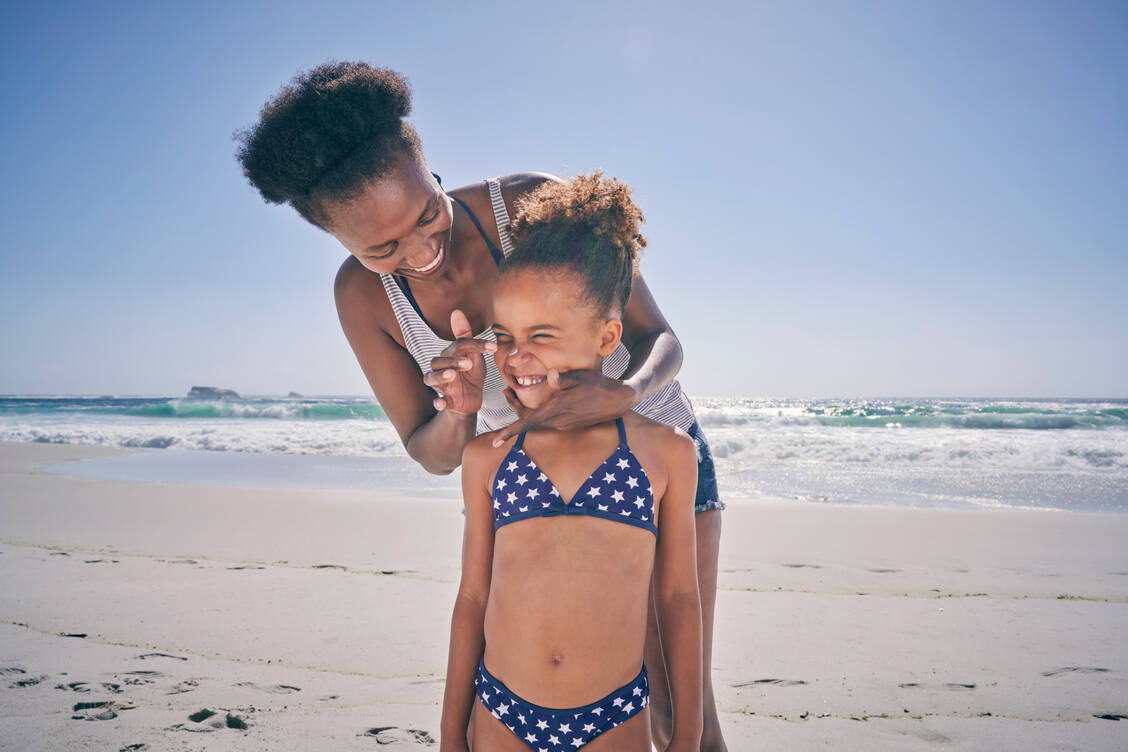 Nicht ohne Sonnenschutz an den Strand – gerade empfindliche Kinderhaut muss vor UV-Schäden geschützt werden. / Foto: Getty Images/Uwe Krejci
