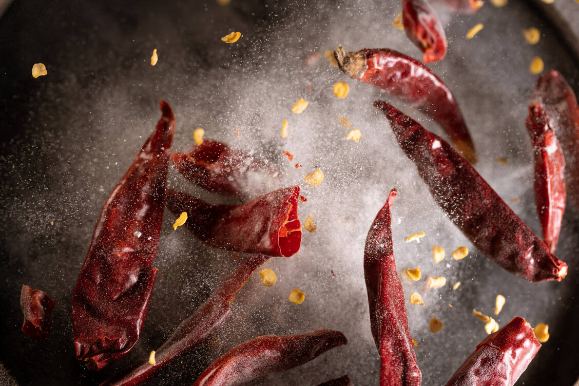 Hochdosierte Capsaicin-Pflaster werden in ärztlichen Leitlinien bei Nervenschmerzen bereits länger empfohlen, sind bei Betroffenen und auch Ärzten aber wohl noch nicht flächendeckend bekannt. / Foto: Getty Images/Xvision