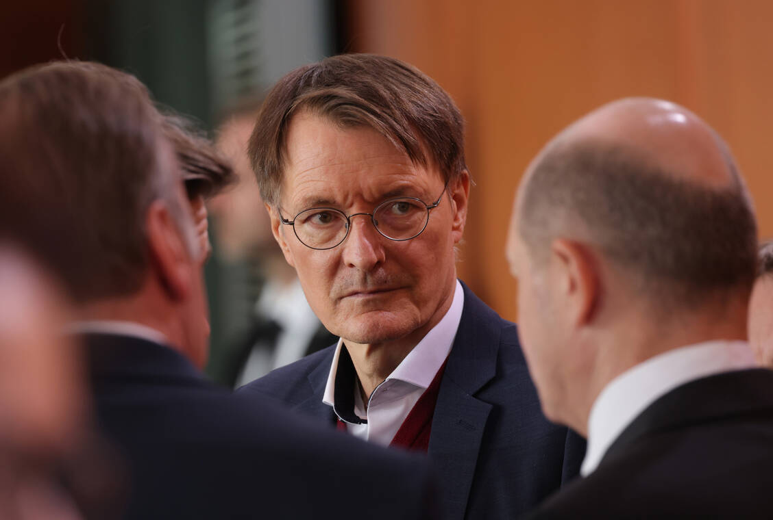 Bundesgesundheitsminister Karl Lauterbach (SPD) hat seine Reformpläne in einem Eckpunktepapier konkretisiert. / Foto: Getty Images/Sean Gallup / Staff