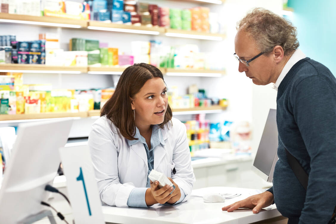 Wo geht es hier bitte zur nächsten Apotheke? Entlassrezepte mit neu angesetzten Arzneimitteln können dazu beitragen, Versorgungslücken zu schließen, die Adhärenz zu verbessern und das Rehospitalisierungrisiko zu reduzieren. / Foto: Getty Images/Morsa Images