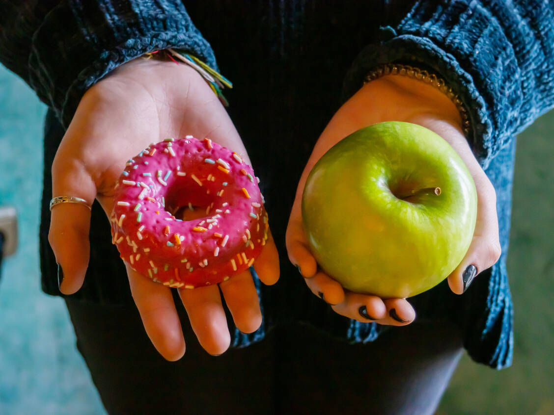 Gerade in der Schwangerschaft kommen oft Gelüste auf. Regelmäßige kleine Mahlzeiten können einem Übermaß an Süßigkeiten oder Snacks vorbeugen. / © Getty Images/Ana Maria Serrano