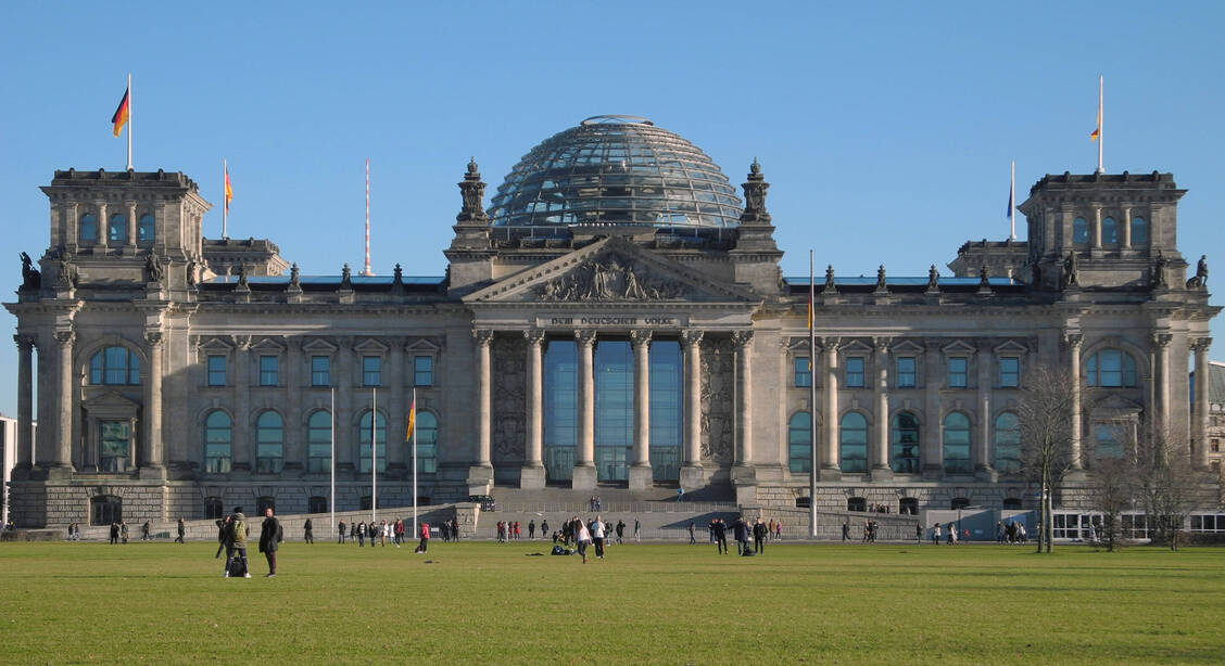 Die Apothekengewerkschaft Adexa fordert von der Politik kurzfristige und nachhaltige Hilfe für die von der AvP-Insolvenz betroffenen Apotheken durch einen Rettungsschirm.  / Foto: Imago/pemax