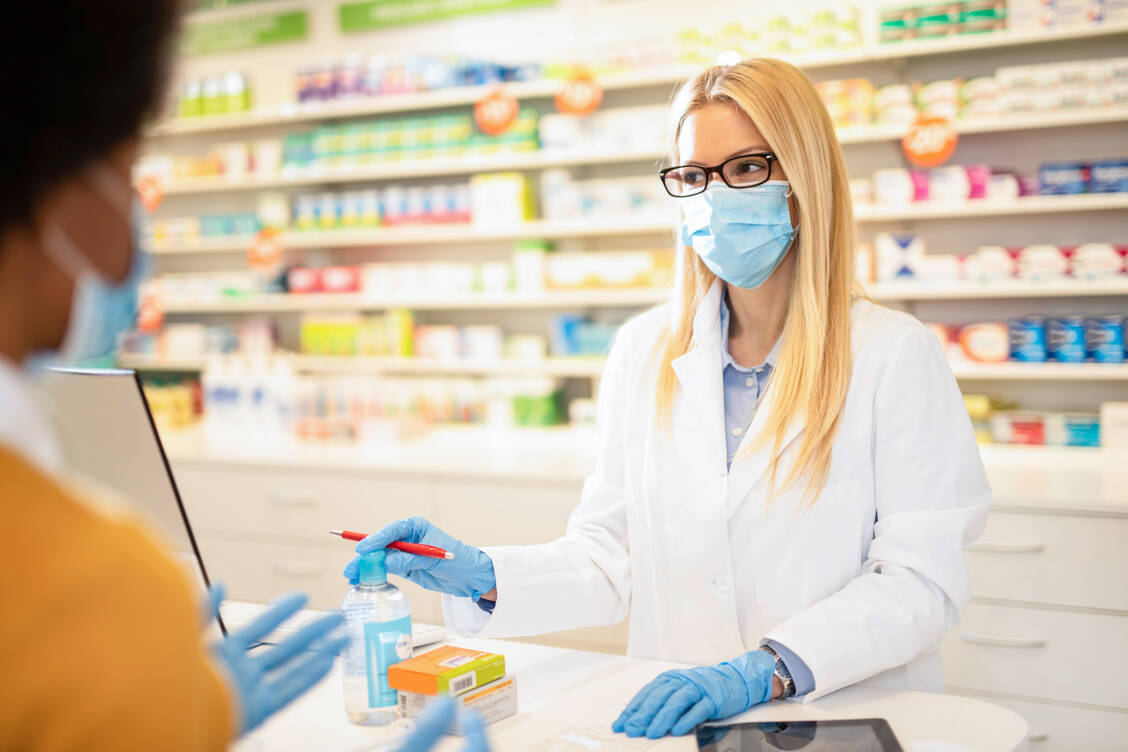 Die Coronavirus-Pandemie erschwert auch die Arbeit in der Offizin. Es gilt, die Mitarbeiter nicht zu überlasten! / Foto: Getty Images/DjelicS