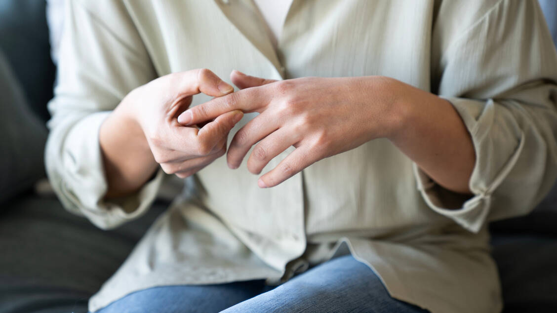 Die entzündlichen Prozesse bei Psoriasis können auch die Gelenke angreifen; dann ist von Psoriasis-Arthritis die Rede. / © Adobe Stock/sebra