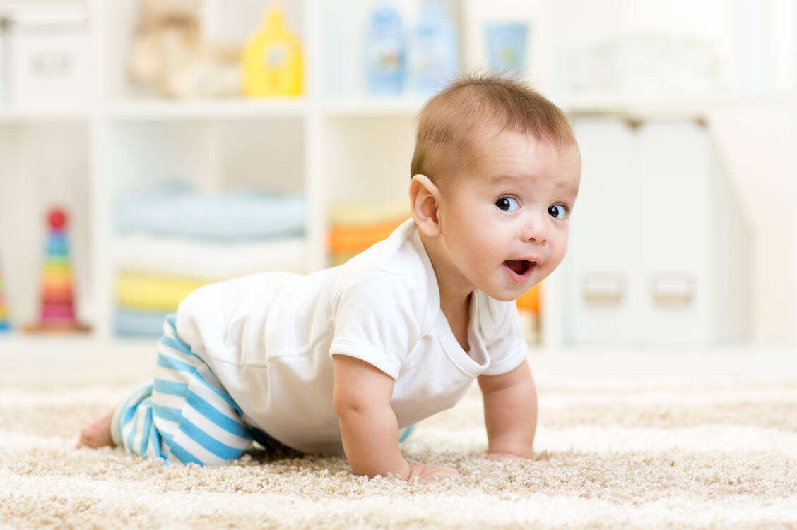 Je mehr Bewegungsfreiheit im Babyalter, umso besser für die Zukunft der Wirbelsäule. / © Adobe Stock/Oksana Kuzmina
