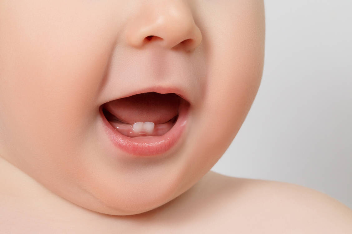 Für starke Zähnchen: Solange Babys noch keine fluorid-haltige Zahnpasta bekommen, ist die orale Substitution von Fluorid empfohlen. / Foto: Adobe Stock/seregraff