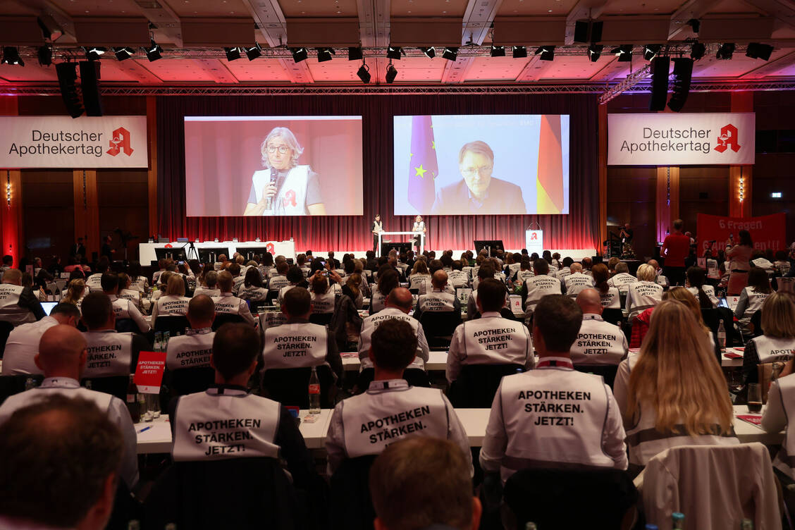 Bundesgesundheitsminister Professor Karl Lauterbach war per Videoschalte zugeschaltet.  Die sechs Fragen hat er nicht beantwortet. / Foto: PZ/Alois Mueller