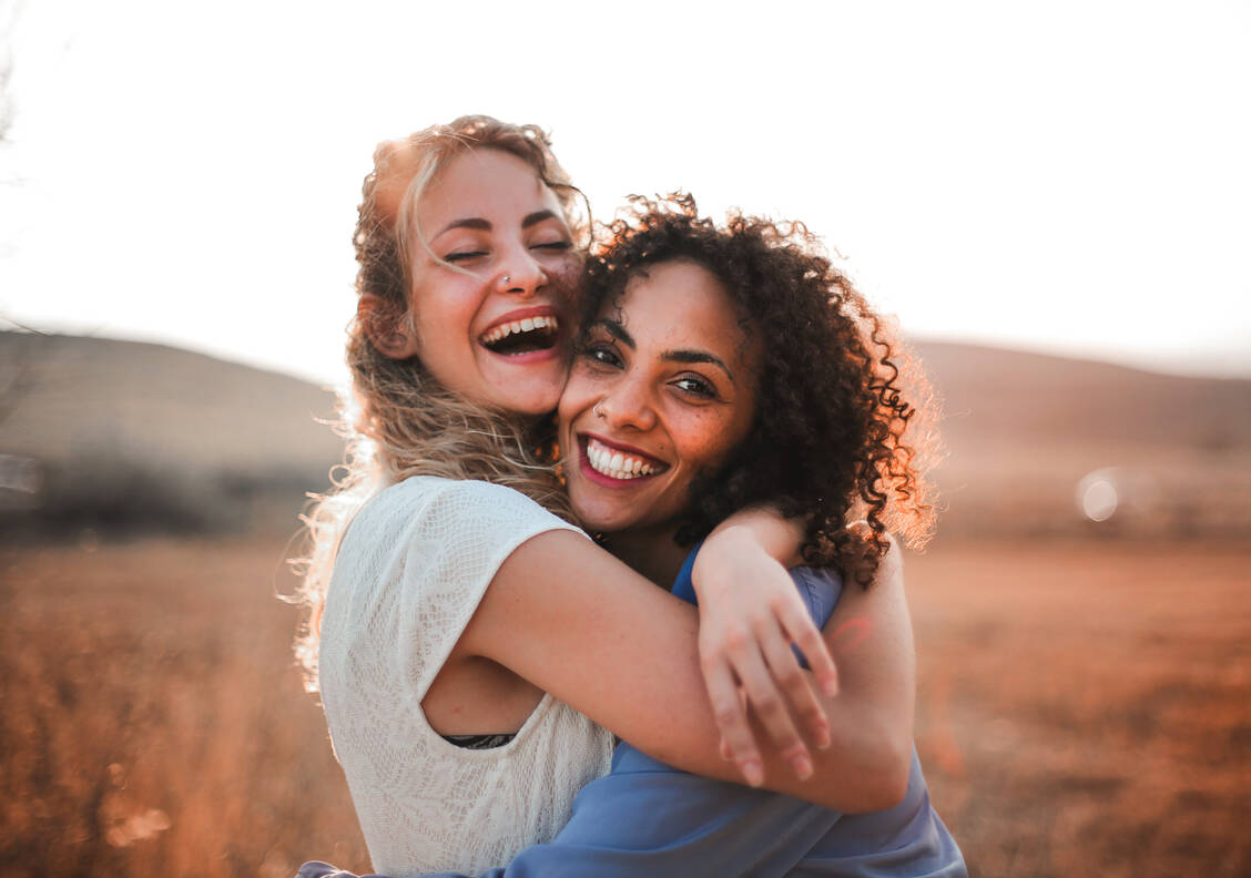Körperliche Nähe wirkt positiv auf das Wohlbefinden von Menschen. / Foto: Adobe Stock/olly