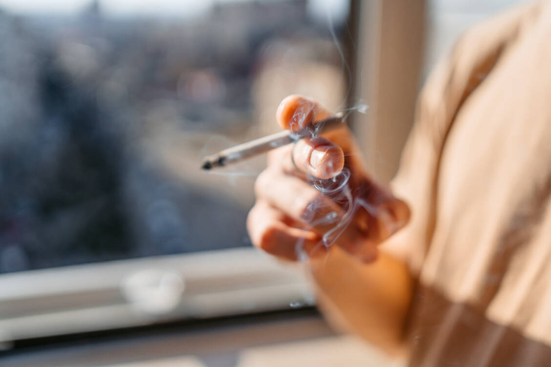 In Innenräumen sollte nicht geraucht werden, um andere Menschen und vor allem Kinder zu schützen. / © Getty Images/urbazon