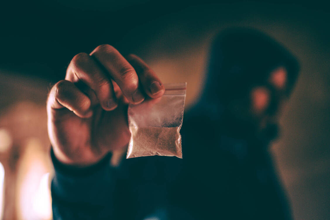 Kokain oder Crystal soll für Depressionen ursächlich sein. Dabei erhoffen sich Menschen, die Stimulanzien einnehmen, das Gegenteil. / © Getty Images/Miljan Lakic