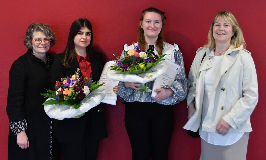 Freuten sich über die Preisverleihung (v.l.n.r.): Dr. Gudrun Schulte Herbrüggen (Leiterin PTA-Fachschule Niederrhein), Melda Koc, Anna-Maria Hecht, Sylvia Weber-Erz (stellvertretende Leiterin Walter-Bremer-Institut Solingen). / © AVNR